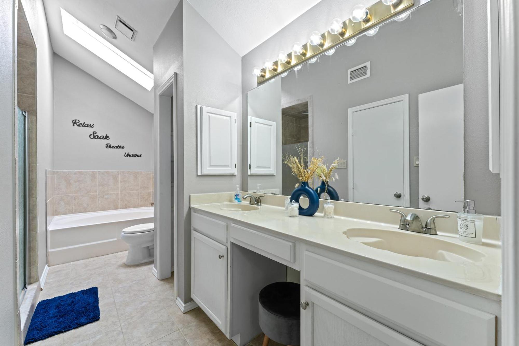 4 Bedroom Suburban Dream House - Seaworld-6flags-medcenter - Sleeps 10 * San Antonio